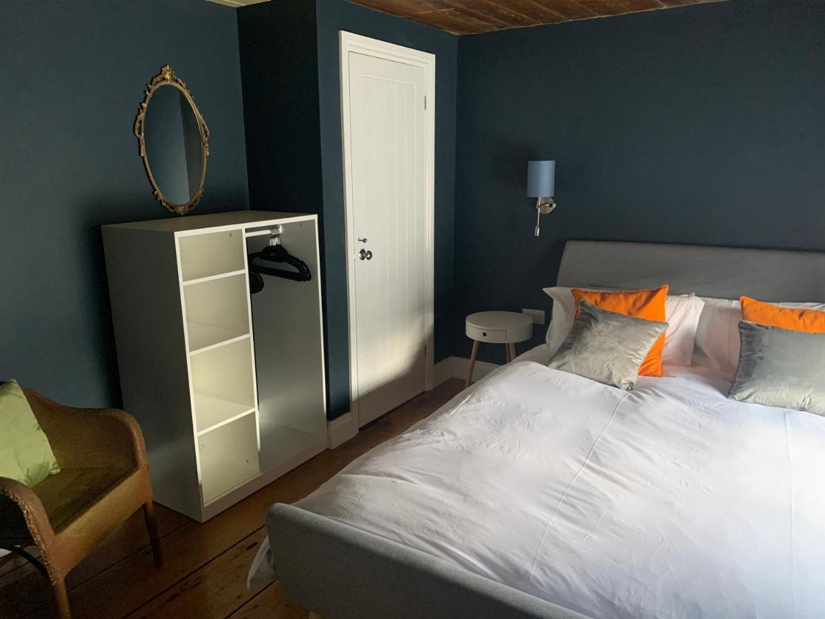 Min-Y-Fford Sleeps 6 Plus Pet นิวพอร์ต ภายนอก รูปภาพ