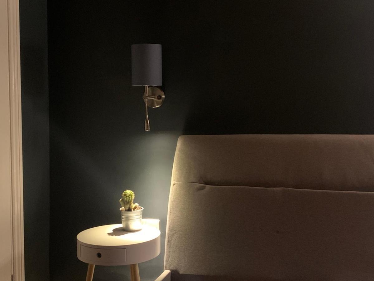 Min-Y-Fford Sleeps 6 Plus Pet นิวพอร์ต ภายนอก รูปภาพ