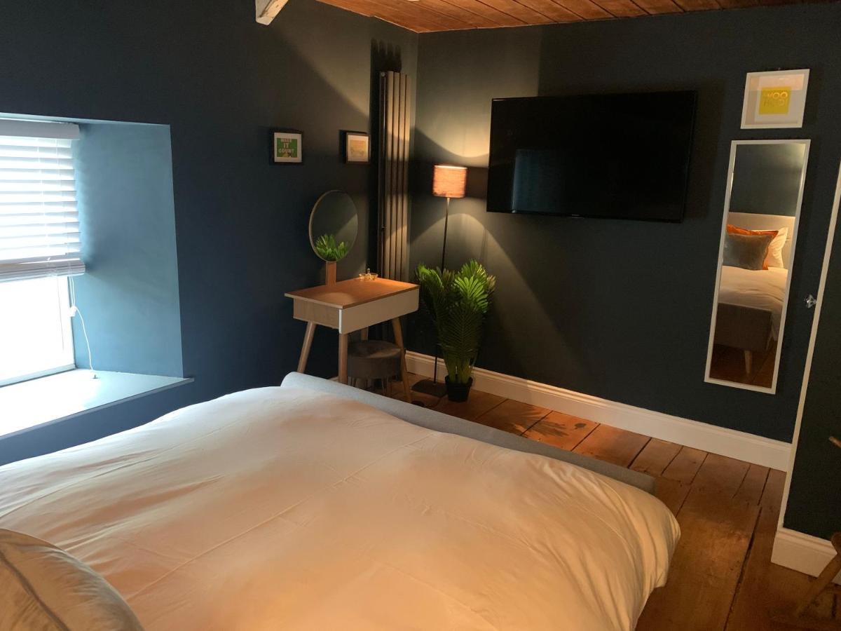 Min-Y-Fford Sleeps 6 Plus Pet นิวพอร์ต ภายนอก รูปภาพ