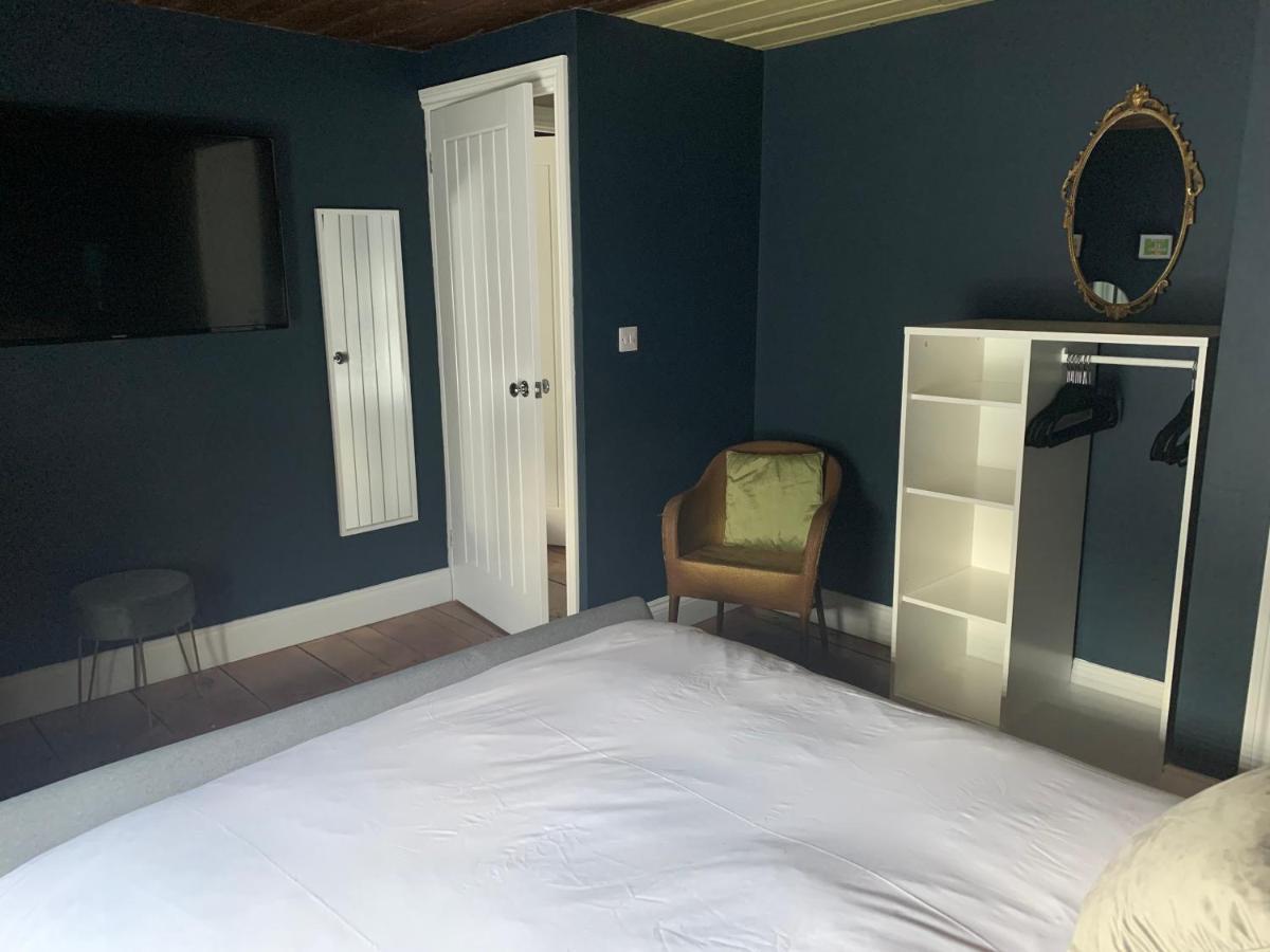 Min-Y-Fford Sleeps 6 Plus Pet นิวพอร์ต ภายนอก รูปภาพ