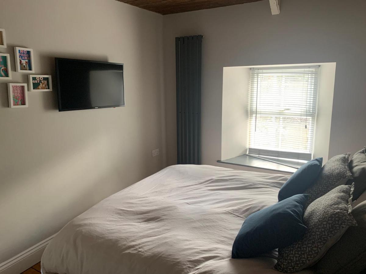 Min-Y-Fford Sleeps 6 Plus Pet นิวพอร์ต ภายนอก รูปภาพ